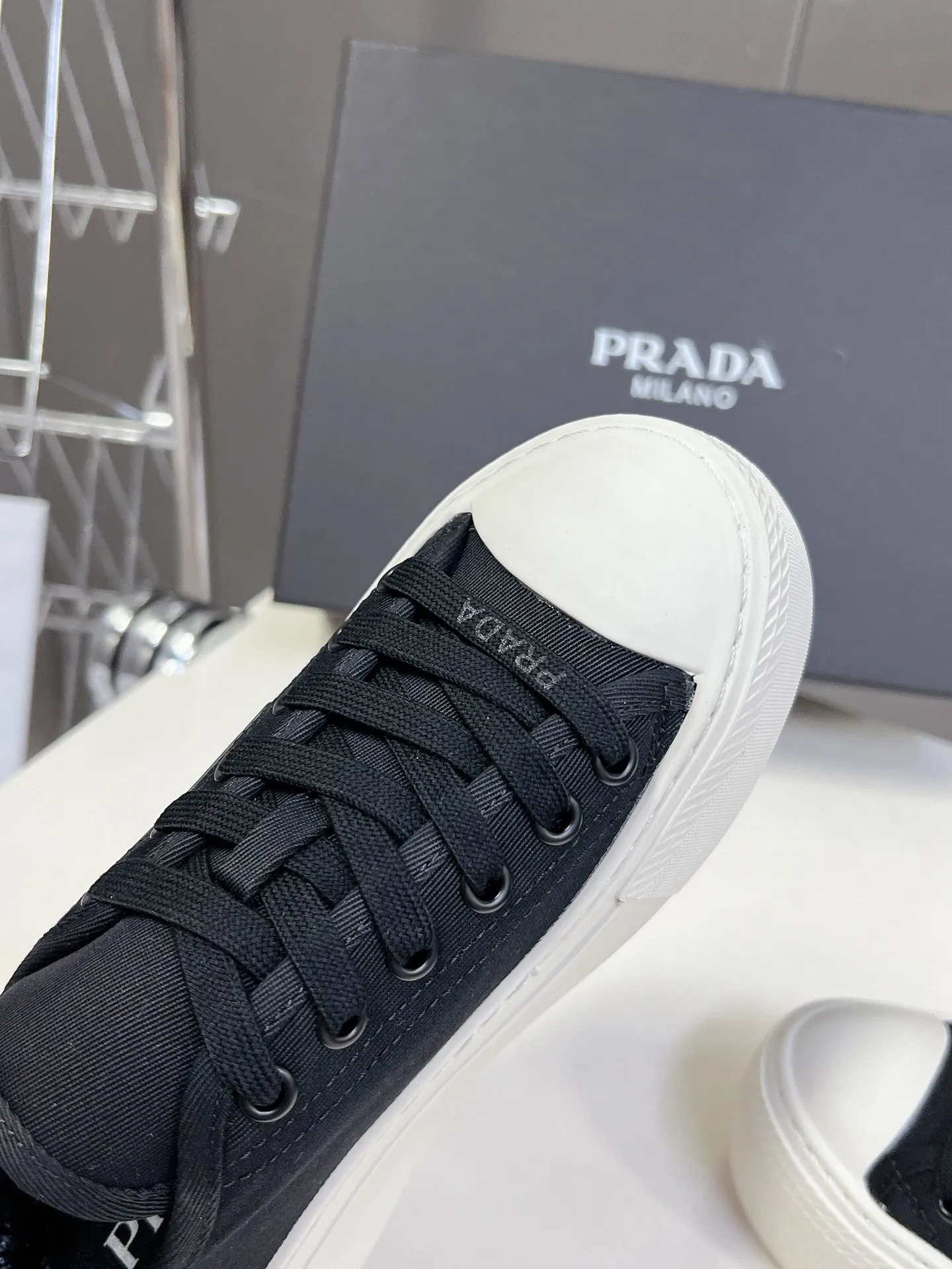 👟👟Ex-factory price 480👟👟 Prada canvas shoes, the latest black technology in technical canvas. After a few years, Prada has brought us beautiful biscuit shoes again. A must-have item that fashionistas must not miss. There are no complicated decorations, and the texture is very vintage. The purity and minimalism are neat and poetic. The latest canvas adds a casual touch.  Upper: Original technical canvas Short foot pad: Sheepskin Outsole: Eva ultra-light foam Outsole height 4CM Size: #35-41 (40 customizations are not returnable)